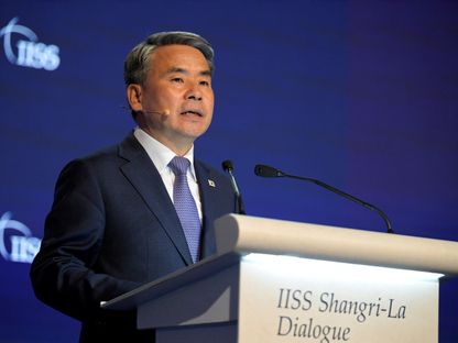 السفير الكوري الجنوبي لدى أستراليا لي جونج سوب (وزير الدفاع حينها) يتحدث في جلسة عامة خلال حوار شانغريلا في سنغافورة. 12 يونيو 2022 - Reuters