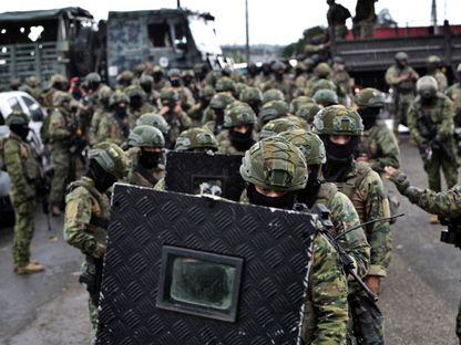 جنود من الجيش الإكوادوري في مهمة تفتيش بأحد السجون في غواياكيل- 7 يناير 2024 - Reuters