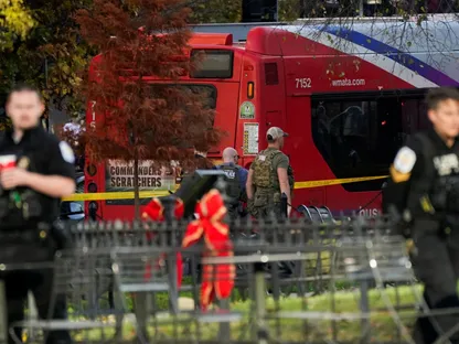 أحد أفراد مكتب التحقيقات الفيدرالي يسير في منطقة مطوقة بعد إطلاق النار على اثنين من أفراد الحرس الوطني بالقرب من البيت الأبيض في واشنطن العاصمة. 26 نوفمبر 2025 - reuters