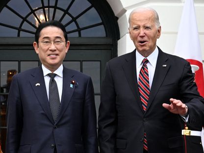 رئيس الوزراء الياباني فوميو كيشيدا رفقة الرئيس جو بايدن لحظة وصول الأول إلى البيت الأبيض في واشنطن. 9 أبريل 2024 - AFP