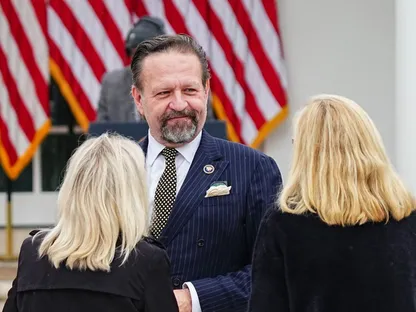 نائب مساعد الرئيس الأميركي ومدير مكافحة الإرهاب بمجلس الأمن القومي سيباستيان جوركا، في البيت الأبيض، 25 نوفمبر 2025 - Bloomberg