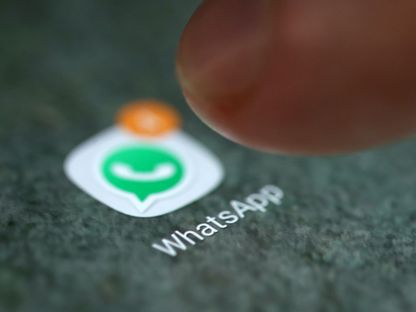 شعار تطبيق WhatsApp على هاتف ذكي - REUTERS