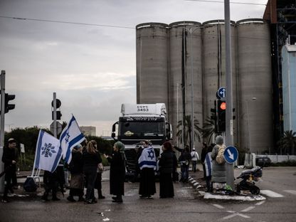 مستوطنون إسرائيليون يعترضون طريق شاحنات مساعدات في طريقها إلى غزة عبر مدخل أشدود. 4 فبراير 2024 - AFP