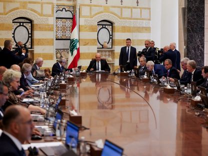 الرئيس اللبناني جوزاف عون ورئيس الوزراء اللبناني نواف سلام وأعضاء الحكومة اللبنانية يجتمعون بالقصر الرئاسي في بعبدا. 5 أغسطس 2025 - REUTERS