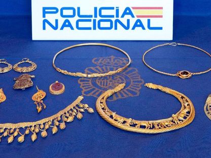 بعض المجوهرات الذهبية الأوكرانية القديمة المسروقة، كما نشرتها الشرطة الإسبانية، 23 أكتوبر 2023 - AFP
