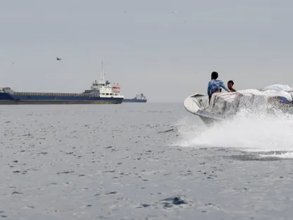 واشنطن تبدأ الحصار البحري لموانئ إيران وتدفع بـ15 سفينة حربية إلى مضيق هرمز