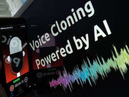 صورة تعبيرية عن محاكاة أصوات البشر عبر روبوت ذكي باستخدام الذكاء الاصطناعي. 9 يونيو 2023 - AFP