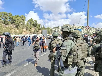 حصار إسرائيلي واعتقالات في الضفة الغربية.. وأوامر بهدم منازل فلسطينيين
