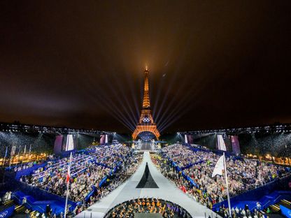 12 مشهداً من أولمبياد باريس.. تجسس وتدخين وأساطير وعلم مقلوب