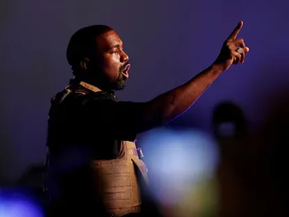 استمرار تداعيات أزمة "دعم النازية".. كانييه وست يؤجل حفله في فرنسا