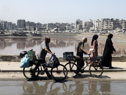 فلسطينيون يفرون من شمال غزة بعد هجمات إسرائيلية على المنطقة. 22 أغسطس 2025 - Reuters