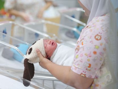 ممرضة تفحص طفلاً حديث الولادة في غرفة الأطفال بمستشفى في عاصمة تايلندا بانكوك. 28 ديسمبر 2017 - REUTERS