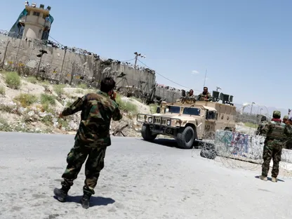 جنود أفغان يقفون للحراسة عند نقطة تفتيش خارج قاعدة باجرام الجوية في مقاطعة باروان. 2 يوليو 2021. - REUTERS