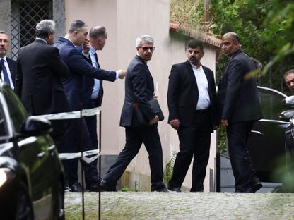 الوفد الإيراني يغادر السفارة العمانية بعد عقد الجولة الخامسة من المحادثات مع أميركا في روما. 23 مايو 2025 - REUTERS