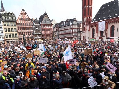 عشرات الآلاف يتظاهرون ضد حزب "البديل من أجل ألمانيا" اليميني المتطرف في فرانكفورت. 20 يناير 2024 - Reuters