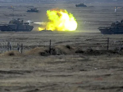 دبابة رومانية تشارك في مناورات حلف الناتو (Steadfast Dart 2025) في ميدان تدريب بالقرب من جالاتي شرقي رومانيا. 19 فبراير 2025 - REUTERS