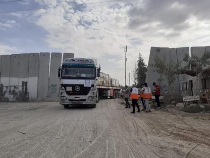 فريق الهلال الأحمر الفلسطيني يستقبل شاحنة مساعدات إنسانية في معبر رفح الحدودي. 2 ديسمبر 2023 - REUTERS