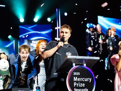 مغني الروك سام فندر يفوز بجائزة ميركوري عن ألبوم People Watching