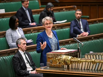 بريطانيا تستدعي السفير الإيراني احتجاجاً على "جر الشرق الأوسط إلى صراع أوسع"