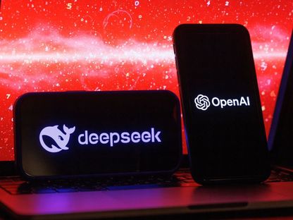 شعارات  OpenAI وDeepSeek للذكاء الاصطناعي على هواتف محمولة في لاتفيا. 29 يناير 2025 - Bloomberg