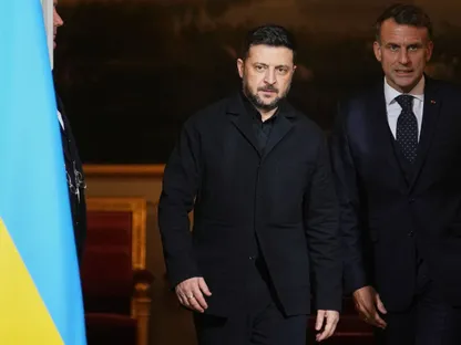 الرئيس الفرنسي إيمانويل ماكرون ونظيره الأوكراني فولوديمير زيلينسكي يصلان لعقد مؤتمر صحافي مشترك في قصر الإليزيه في باريس. 1 ديسمبر 2025 - Reuters