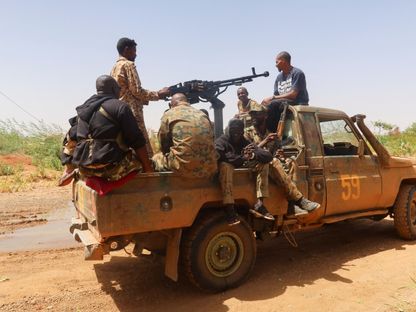 أفراد من القوات المسلحة السودانية على مركبة عسكرية في أم درمان وسط السودان، 9 مارس 2024 - REUTERS