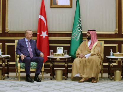 ولي العهد السعودي الأمير محمد بن سلمان يستقبل الرئيس التركي رجب طيب أردوغان خلال اجتماع في مدينة جدة - 28 أبريل 2022 - REUTERS