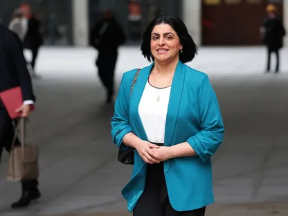 وزيرة الداخلية البريطانية شبانة محمود تغادر مبنى هيئة الإذاعة البريطانية (بي بي سي) في لندن. بريطانيا في 16 نوفمبر 2025 - reuters