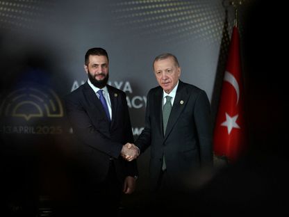 الرئيس التركي رجب طيب أردوغان يلتقي الرئيس السوري أحمد الشرع في منتدى أنطاليا الدبلوماسي بتركيا. 11 أبريل 2025 - Reuters