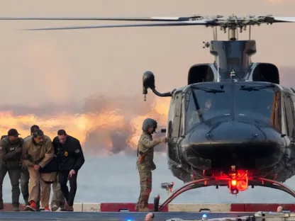 الرئيس الفنزويلي نيكولاس مادورو بعد وصوله إلى مهبط طائرات الهليكوبتر لنقله إلى محكمة في منهاتن. نيويورك. 5 يناير 2026 - Reuters