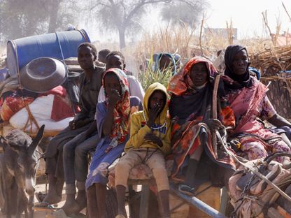 سودانيون في مخيم زمزم للنازحين بشمال دارفور في أعقاب هجمات لقوات الدعم السريع. 15 أبريل 2025 - REUTERS