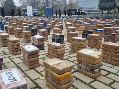 عناصر من الشرطة يقفون بالقرب من 11 طناً من الكوكايين في مقر الشرطة الوطنية الإسبانية بمدريد. 12 ديسمبر 2023 - REUTERS