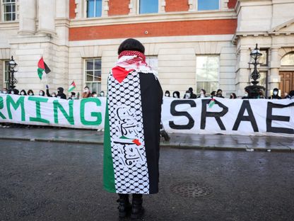 متظاهرون يحتجون أمام مقر وزارة الأعمال والتجارة في لندن تضامناً مع غزة، بريطانيا. 28 مارس 2024 - reuters