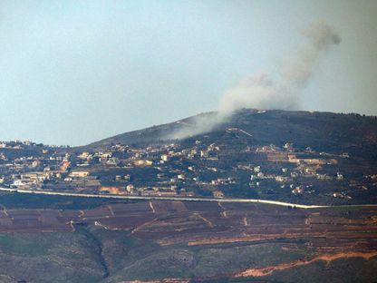 دخان يتصاعد فوق قرية العديسة اللبنانية خلال قصف إسرائيلي. 12 فبراير 2024 - AFP