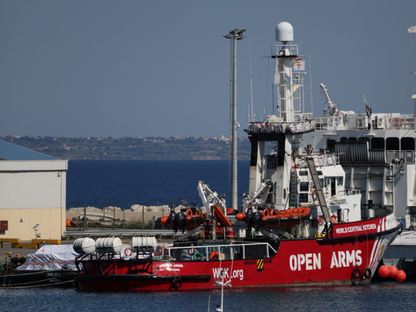 تحميل المساعدات الإنسانية على منصة بجوار سفينة إنقاذ تابعة لمنظمة Open Arms الإسبانية في ميناء لارنكا. قبرص في 11 مارس 2024. - Reuters