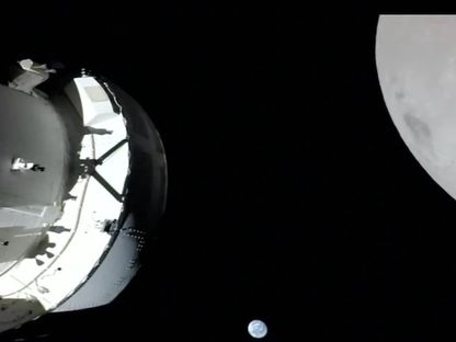 مركبة أوريون الفضائية أثناء تحليقها إلى سطح القمر كجزء من مهمة "أرتيميس 1". 21 نوفمبر 2022 - REUTERS
