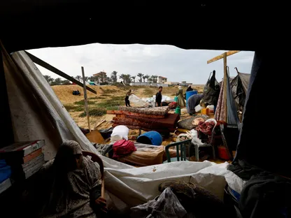 خيام تؤوي نازحين فلسطينيين في وسط قطاع غزة. 16 نوفمبر 2025 - رويترز