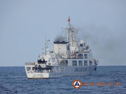 سفينة لخفر السواحل الصيني تعرقل سفينة تابعة لخفر السواحل الفلبيني في بحر الصين الجنوبي. 30 يونيو 2023  - REUTERS
