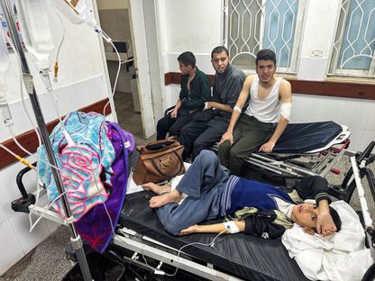 طفل فلسطيني مصاب بالتهاب في المعدة والأمعاء يتلقى العلاج في أحد المستشفيات وسط تحذير من انتشار الأمراض بين أطفال غزة، رفح، جنوب قطاع غزة. 12 ديسمبر 2023 - REUTERS