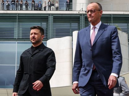 المستشار الألماني فريدريش ميرتس والرئيس الأوكراني فولوديمير زيلينسكي أثناء سيرهما خلال لقائهما في برلين، ألمانيا. 28 مايو 2025 - Reuters