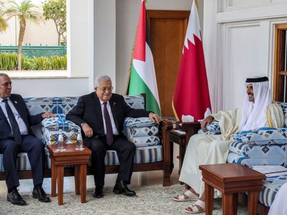 أمير قطر الشيخ تميم بن حمد آل ثاني يستقبل الرئيس الفلسطيني محمود عباس في الدوحة. 12 فبراير 2024 - AFP