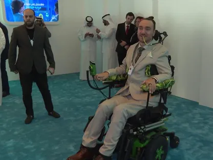 تعرف على أول شخص في العالم يزرع شريحة في دماغه