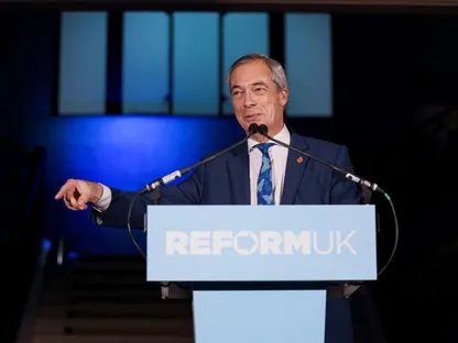 زعيم حزب الإصلاح في المملكة المتحدة نايجل فاراج، يلقي خطاباً في لندن. 3 نوفمبر 2025 - REUTERS