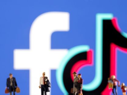 صورة تعبيرية لشعاري "فيسبوك" و"تيك توك".  11 فبراير 2022 - REUTERS