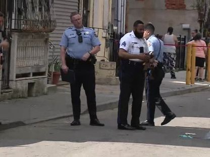 لقطة شاشة من مقطع فيديو لعناصر شرطة تنتشر في محيط متنزه فيرمونت الذي شهد حادث إطلاق نار بمدينة فيلادلفيا في بنسلفانيا. 26 مايو 2025 - Fox29