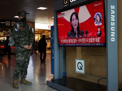 جندي من كوريا الجنوبية يستمع لتقرير يظهر صورة كيم يو جونج شقيقة زعيم كوريا الشمالية في سول عاصمة كوريا الجنوبية. 20 فبراير 2023 - REUTERS