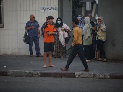 فلسطينيون يخلون منازلهم في المنطقة الشرقية من قطاع غزة إلى ملاجئ وكالة الأمم المتحدة لإغاثة وتشغيل اللاجئين الفلسطينيين (الأونروا) في أعقاب الغارات الإسرائيلية على مدينة غزة. 8 أكتوبر 2023. - Bloomberg