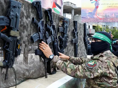 سلاح حماس | الحركة تبدي مرونة كافية "لا ترضي إسرائيل".. وأميركا تتبنى حلاً وسطاً