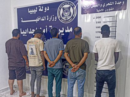ليبيا.. تحرير أكثر من 100 مهاجر من عصابة تهريب وابتزاز
