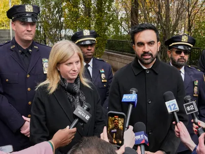 عمدة نيويورك المنتخب زهران ممداني ومفوضة شرطة المدينة جيسيكا تيش خلال مؤتمر صحافي في نيويورك. 19 نوفمبر 2025 - REUTERS